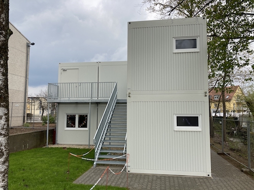 Bürocontainer mit zwei Etagen und Außentreppe